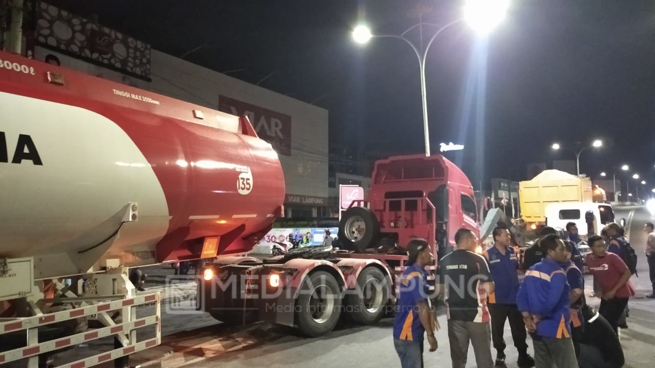 Diduga Sopir Ngantuk, Mobil Pertamina Tabrak Ujung Flyover