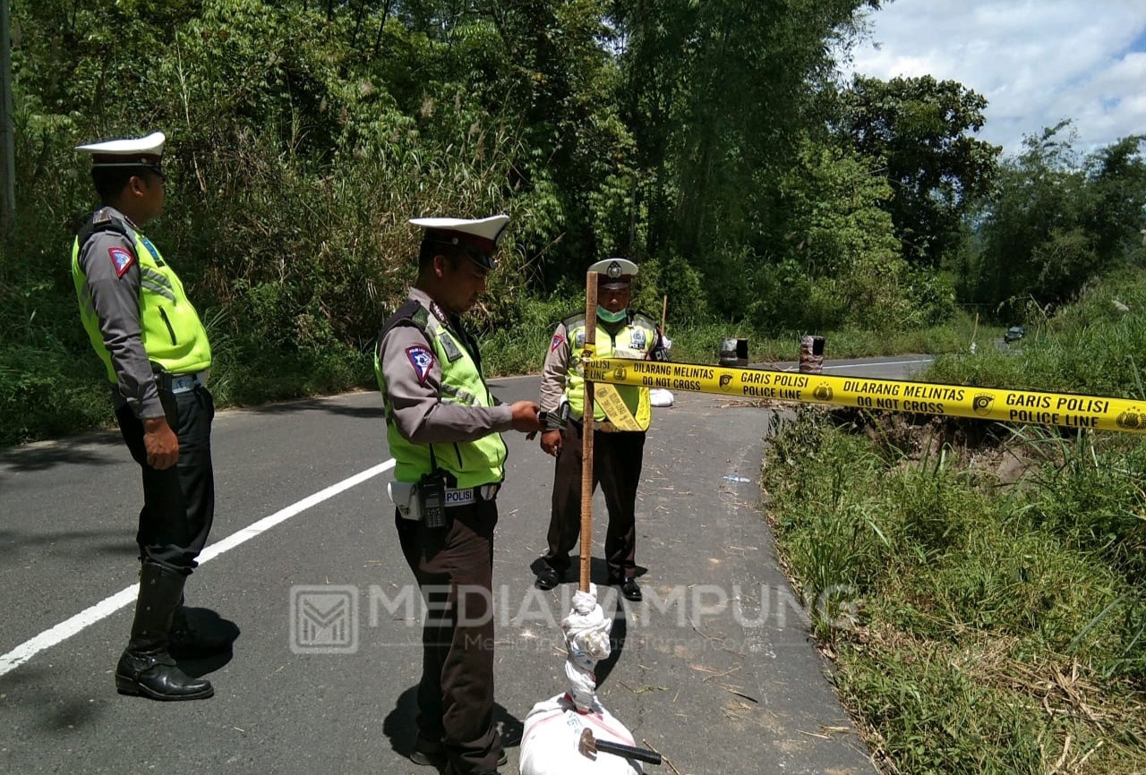 Satlantas Pasang Barikade Pasir dan Police Line di Jalan Longsor