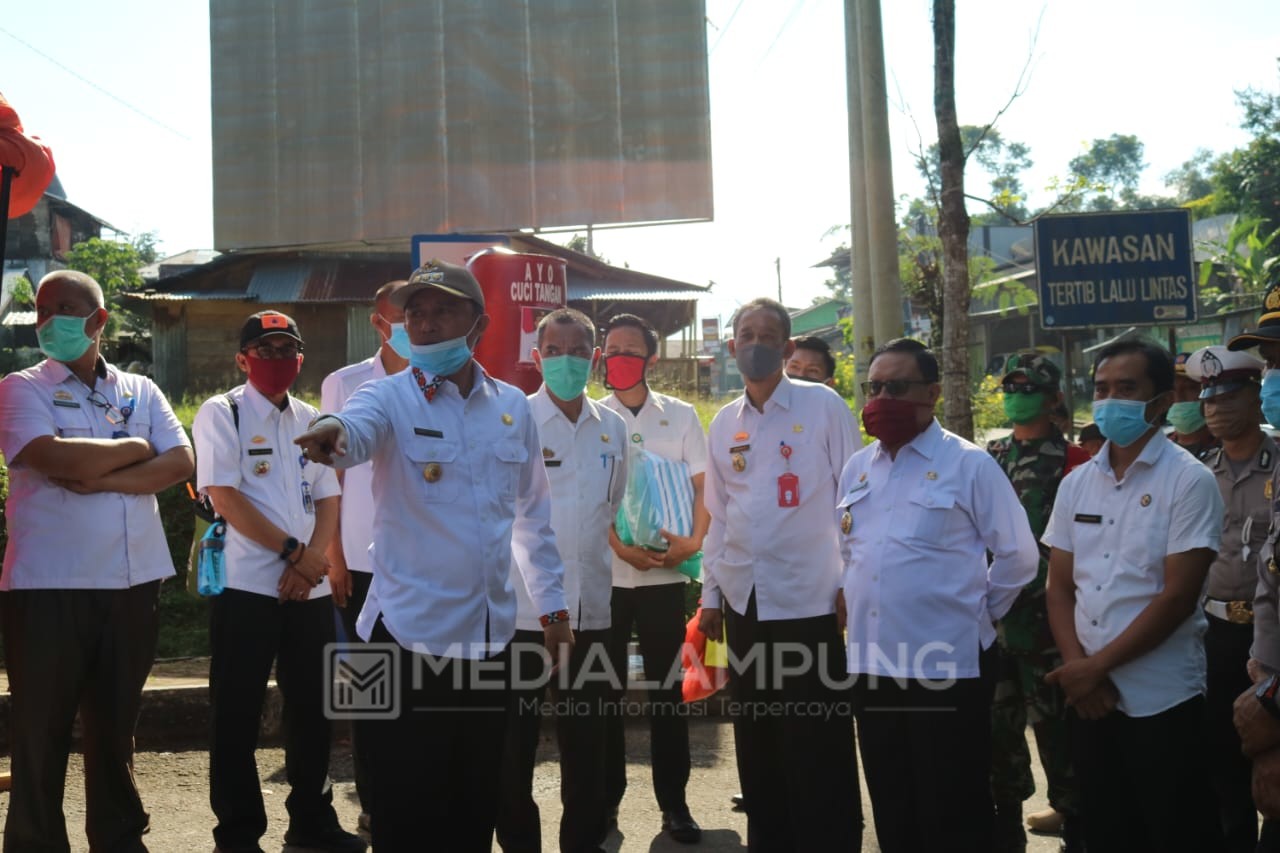 Tinjau Posko Kubuperahu, Pakcik Serahkan APD, Makanan dan Vitamin