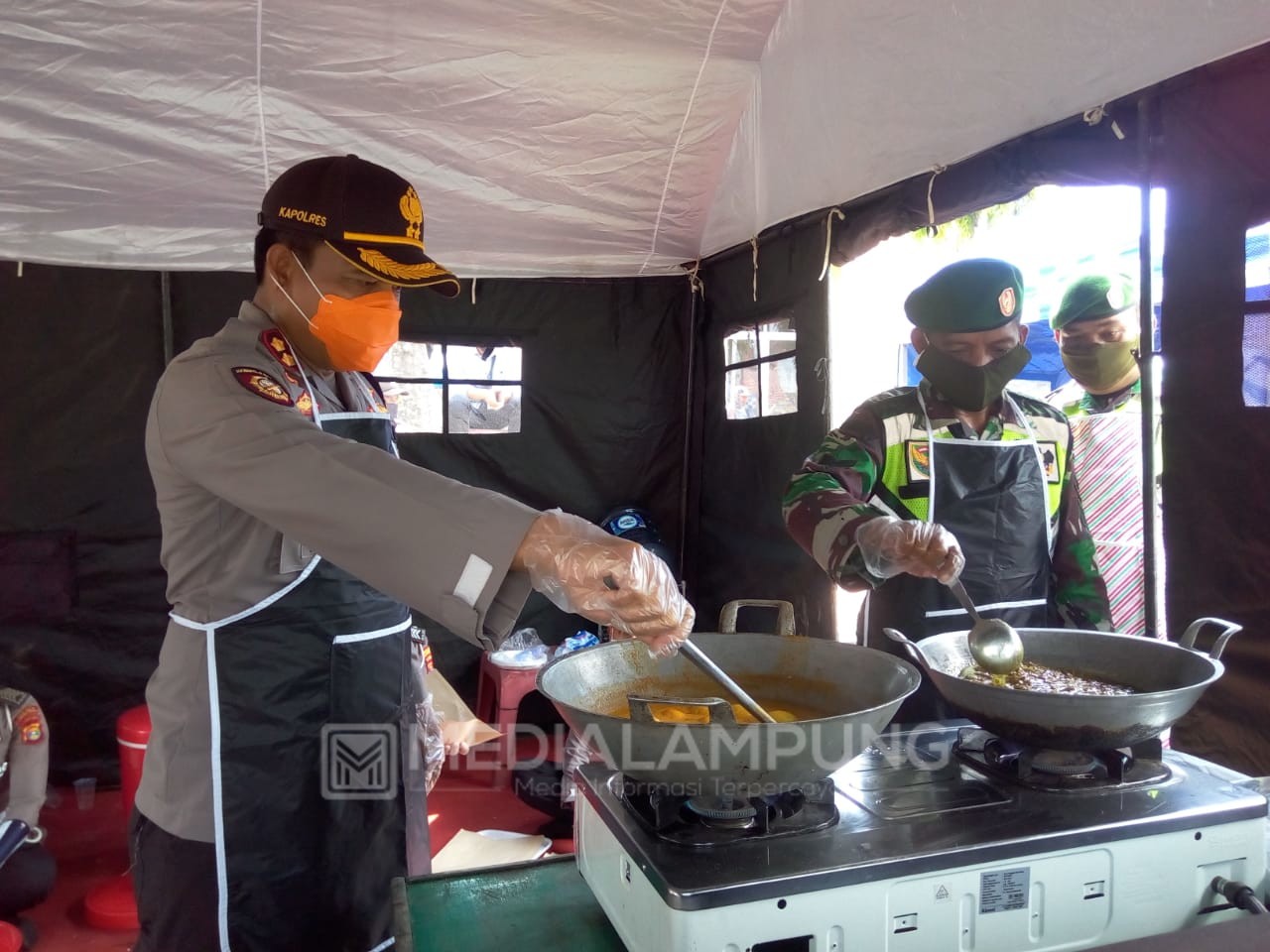 TNI-Polri Dirikan Dapur Umum Bantu Sopir yang Berdampak Covid-19