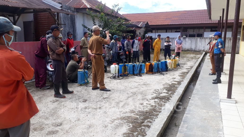 Beraksi Lagi! Relawan Covid-19 Sterilisasi Seluruh Rumah Warga