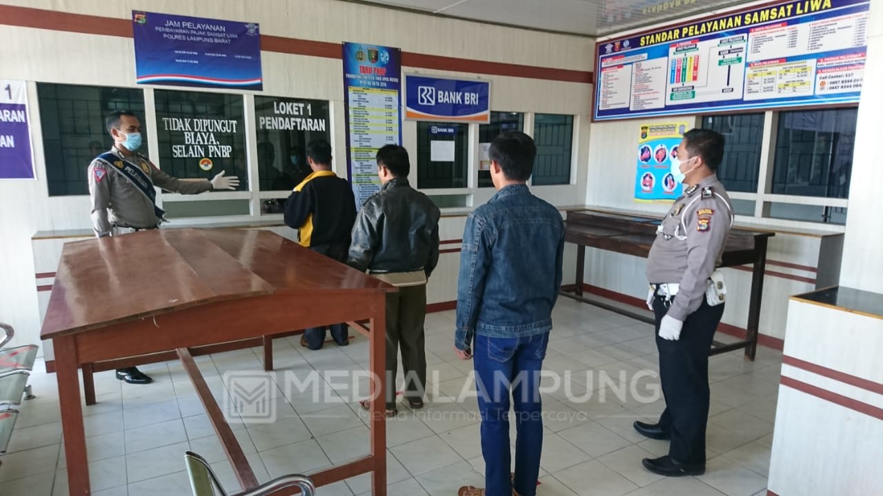 Satlantas Polres Lambar Terapkan Social Distancing untuk Pemohon SIM