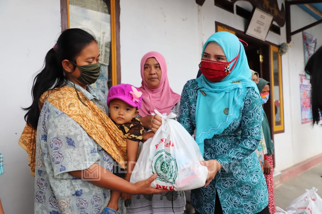 Peringati Hari Kartini dan Jelang Ramadhan, Ketua TP PKK Lambar Bagikan Sembako