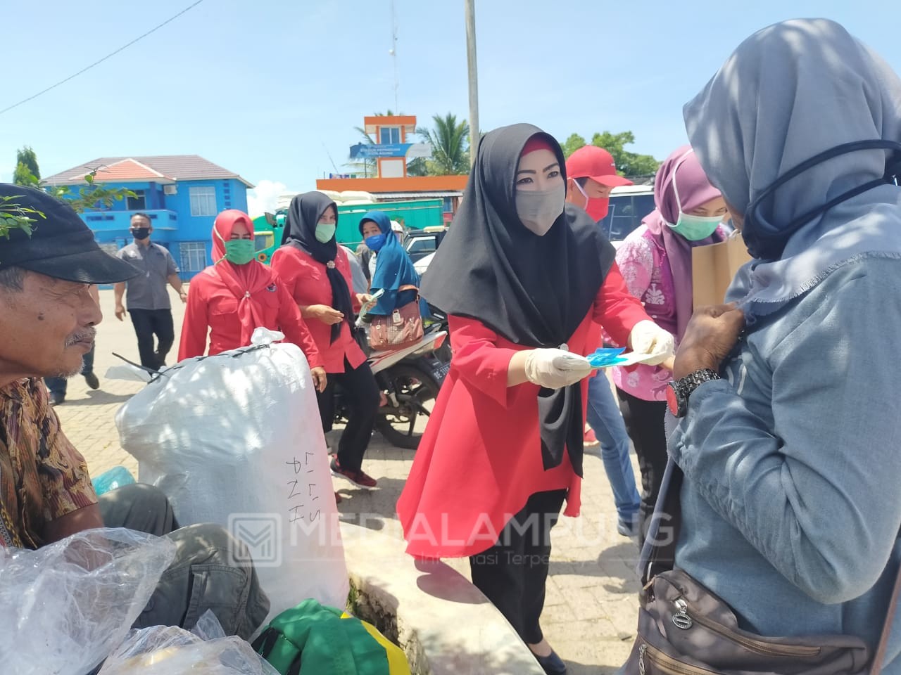 Bupati Tanggamus Hj. Dewi Handajani Rutin Turun Lapangan Edukasi Masyarakat Cegah Covid-19