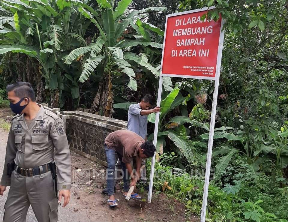 DLH Waykanan Pasang Plang Larangan Buang Sampah