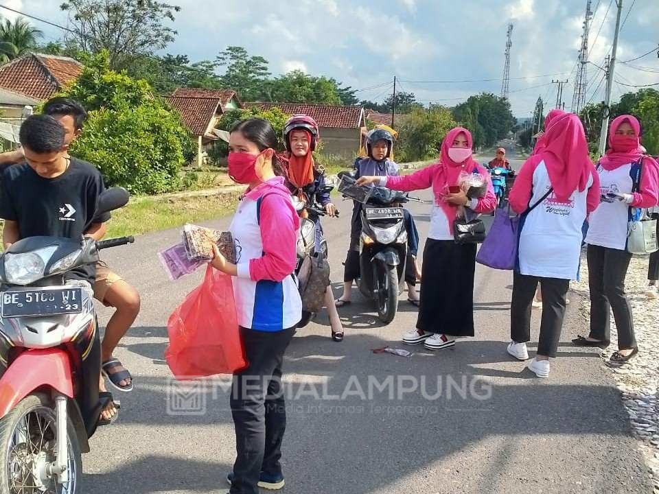 IBI dan PPNI Blambangan Umpu Bagikan Masker untuk Masyarakat