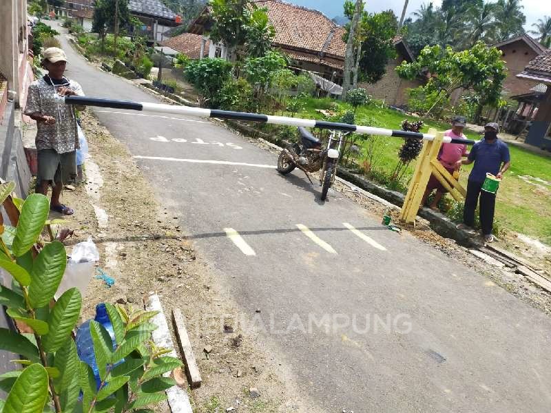 Pantau Pemudik, Pekon Sukapura Pasang Portal di Setiap Jalan 