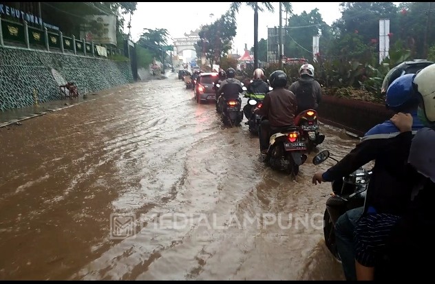 Jalur Depan Kantor Dishut Lampung Langganan Banjir