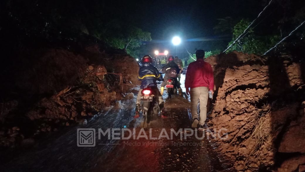 6 Jam Lebih Tertimbun Longsor, Akses Liwa-Krui Akhirnya Terbuka