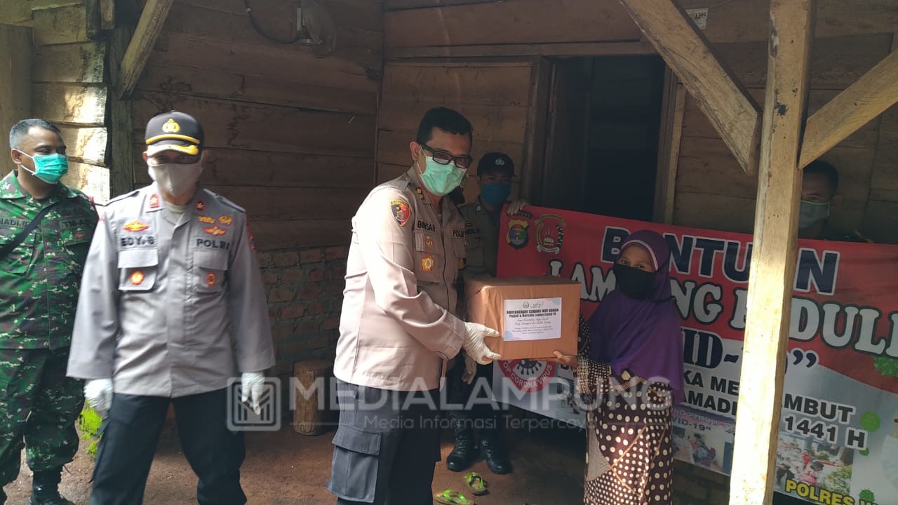 Polres Waykanan Bagikan Paket Sembako Untuk Masyarakat Kurang Mampu