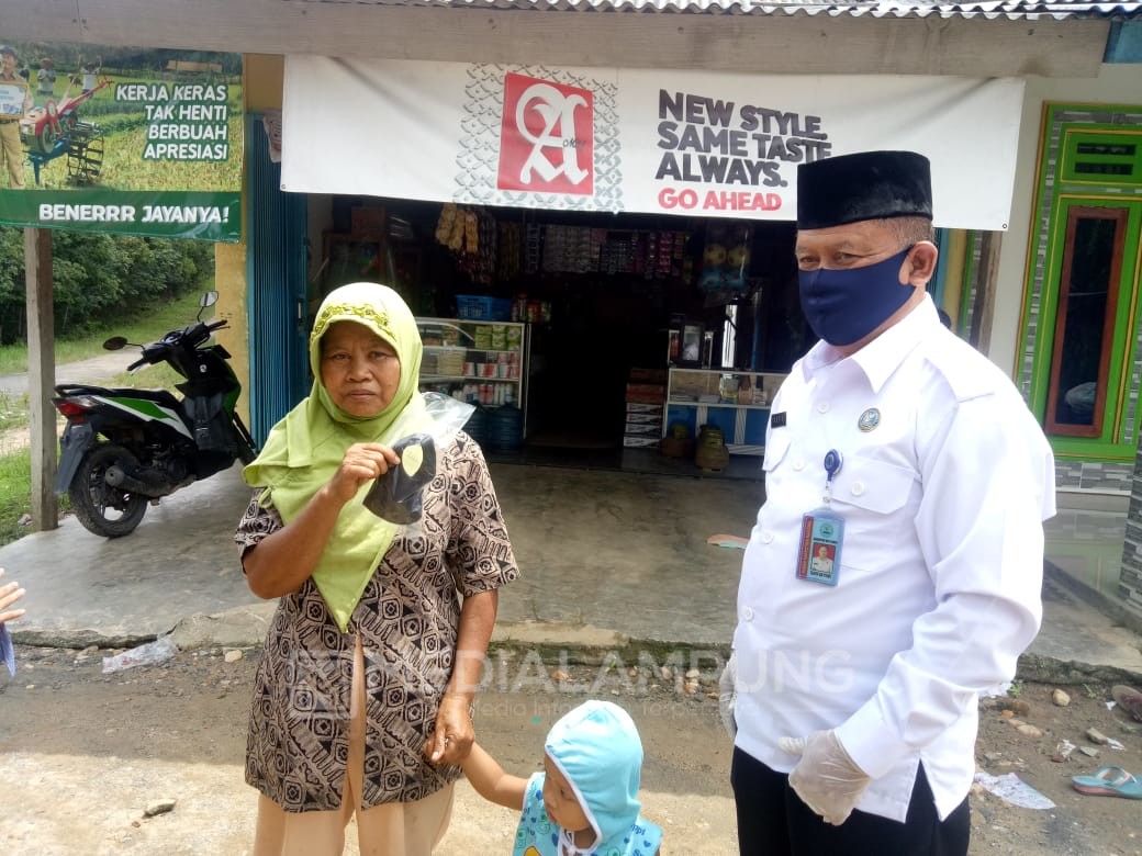 BNN Waykanan Bagikan Masker di Wilayah Blambangan Umpu