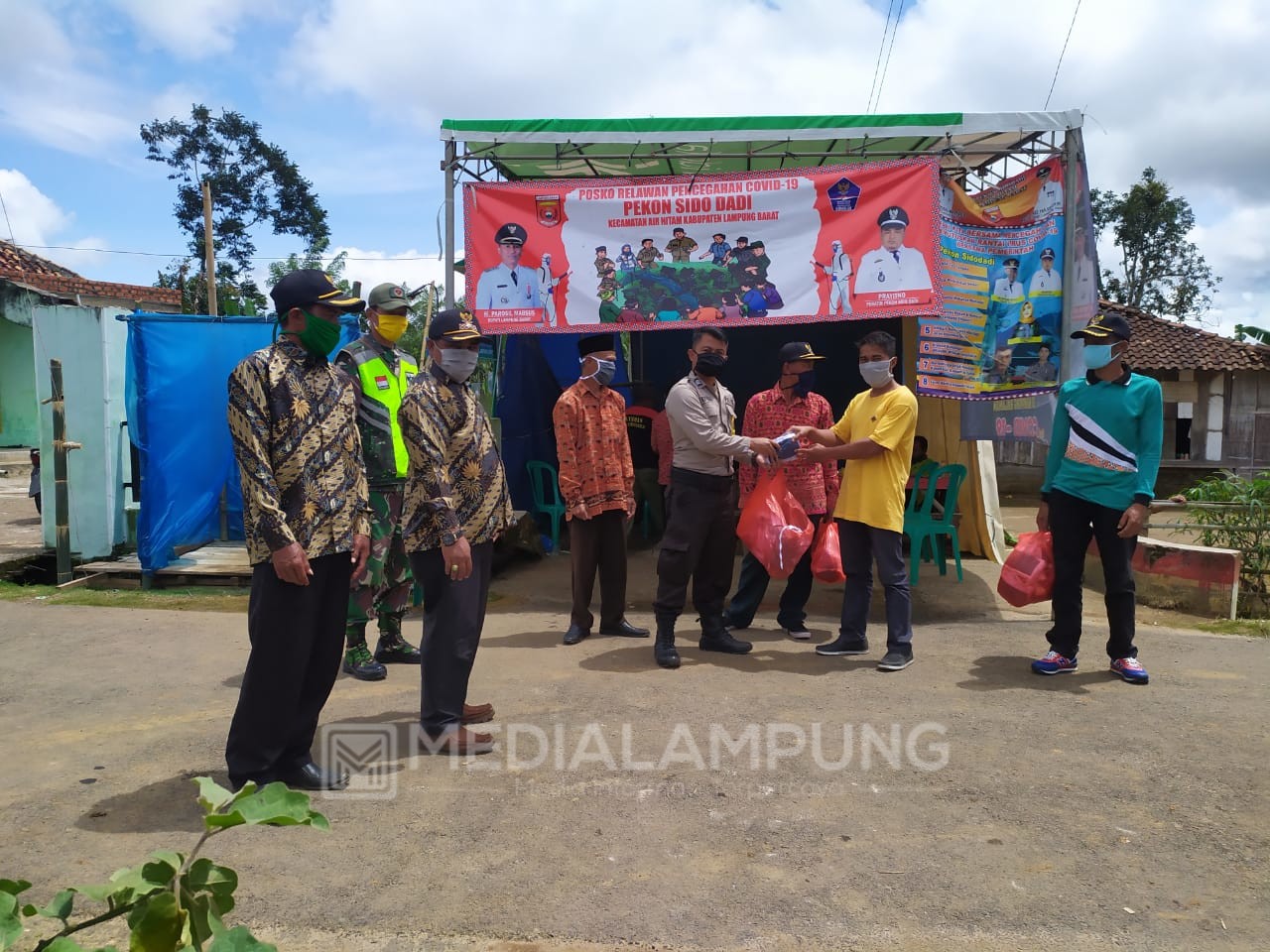 Relawan Covid-19 Pekon Sidodadi dan Rigisjaya Bagikan Ribuan Masker Untuk Warga