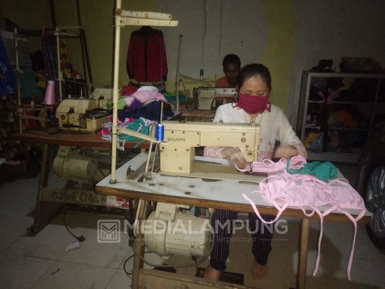 Pengrajin Binaan Dekranasda Lampung Produksi Masker Industri Rumah Tangga