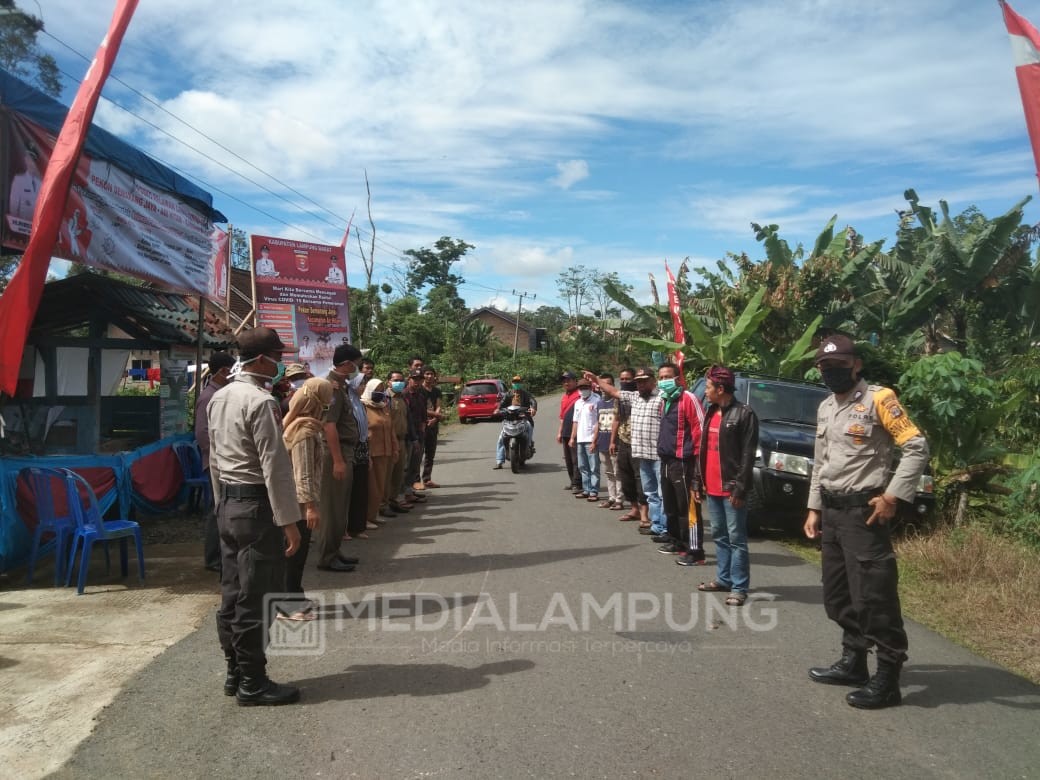 Relawan Covid-19 Pekon Semarangjaya Terapkan Penjagaan Rumah Warga