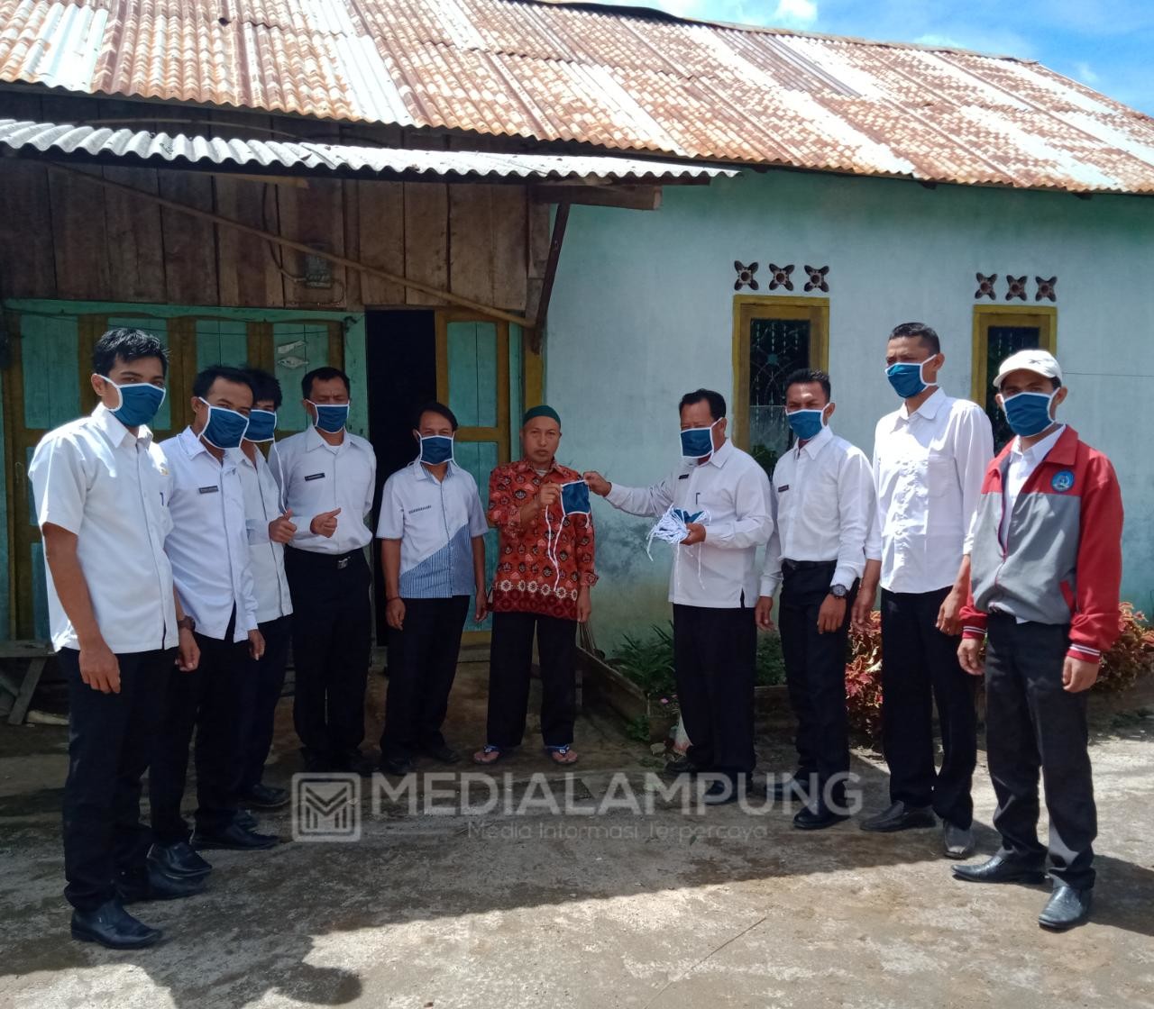 Antisipasi Penyebaran Covid-19 Aparatur Pekon Padangtambak Sebar Seribu Masker