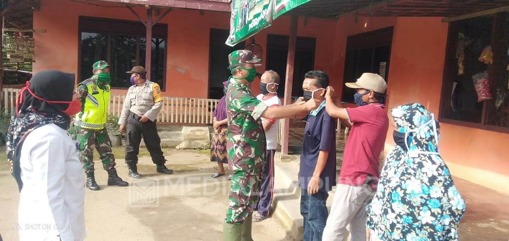 Aksi Sosial Koramil Sumberjaya dan Uspika Bagikan Masker Gratis