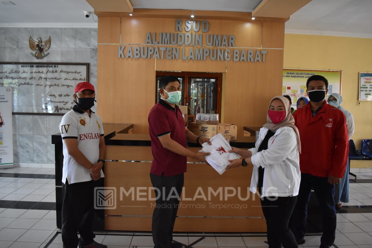 Pulang Kampung, Lesty Putri Utami Beri Bantuan APD untuk RSUD Alimuddin Umar