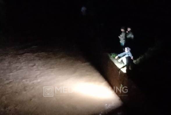 Terpental Dari Motor, Bocah Tiga Tahun Hanyut di Sungai Way Umpu