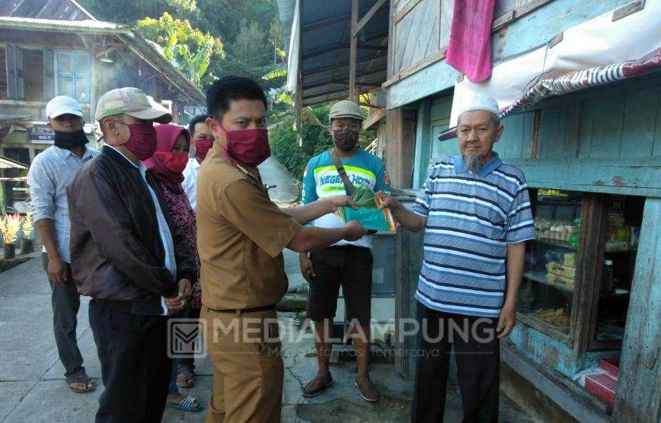 Pemerintah Pekon Bedudu Bagikan Ribuan Masker