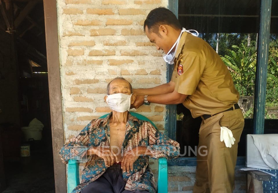 Tujuh Pekon di Suoh Bagikan 18.000 Masker