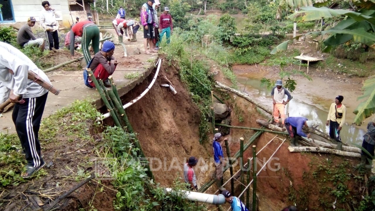 Warga dan Aparat Pekon Sukapura Gotong Royong Perbaiki Jaling Rusak 