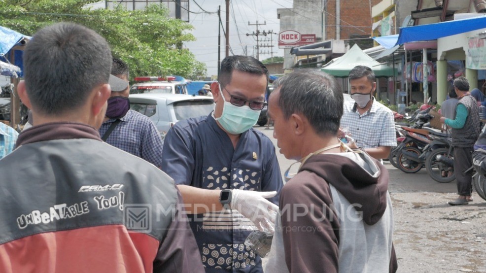 Deni Ribowo Bagikan Masker Untuk Masyarakat Waykanan