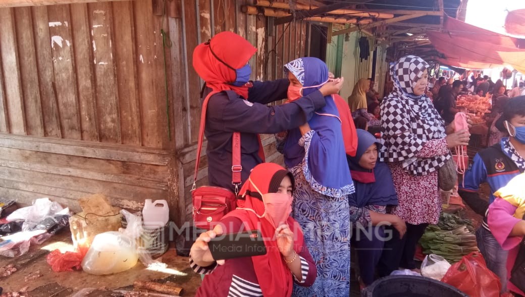 Pengunjung Pasar Kamis Sukananti Terima Masker Gratis Dari Tim GLD Lambar 