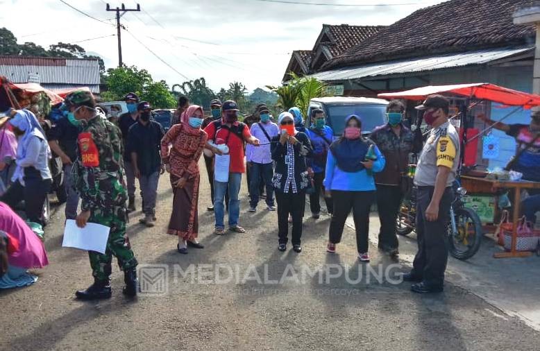 Sambangi Pasar Kamis, Camat Gedungsurian Ajak Masyarakat Perangi Covid-19