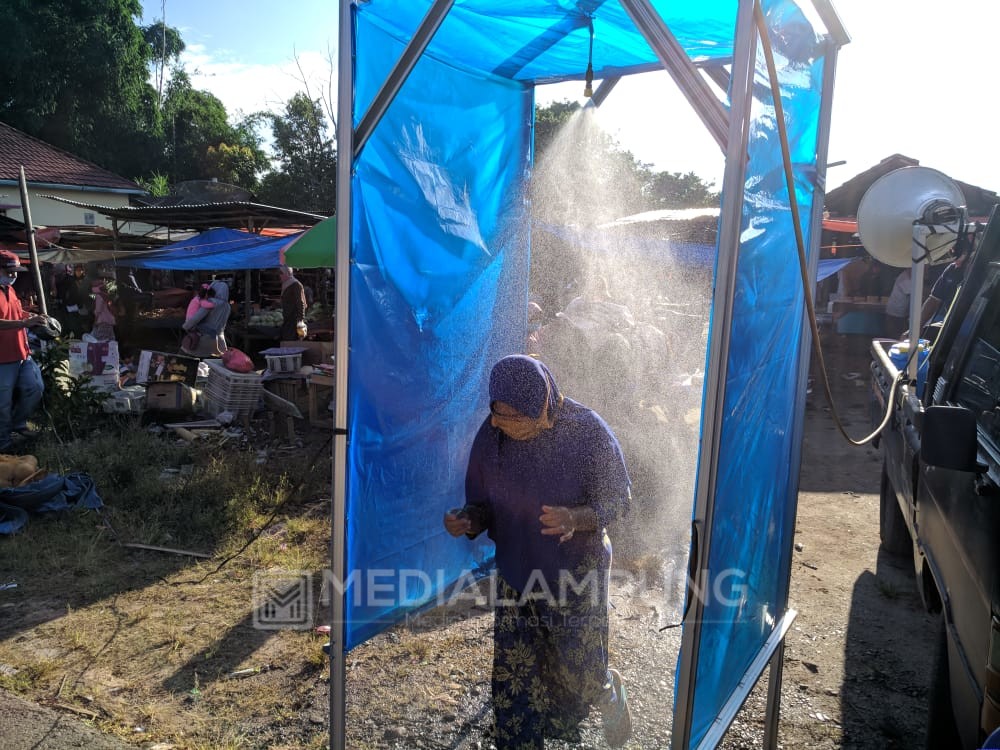 Pengunjung Pasar Pampangan Harus Lewati Bilik Desinfektan