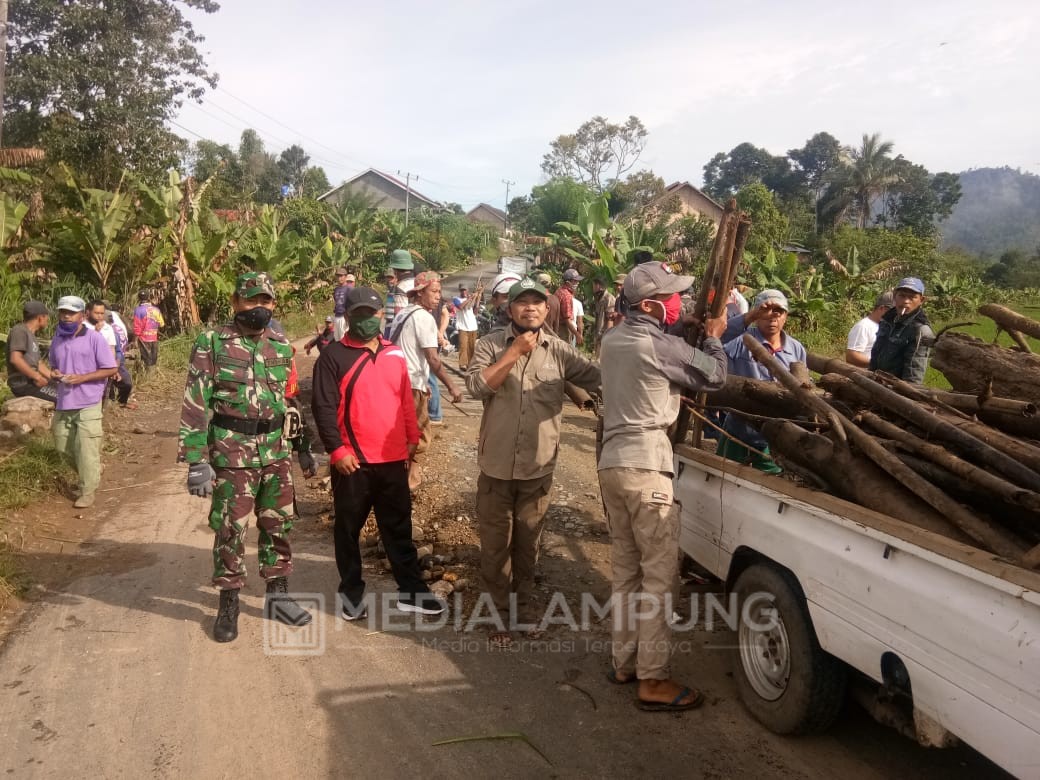 Warga Pekon Puramekar Gotong Royong Bersihkan Sampah di Jembatan Airringkih