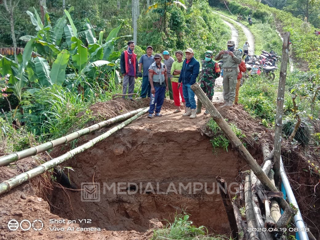 Cuaca Buruk Sebabkan Jalan Putus di Sekincau  