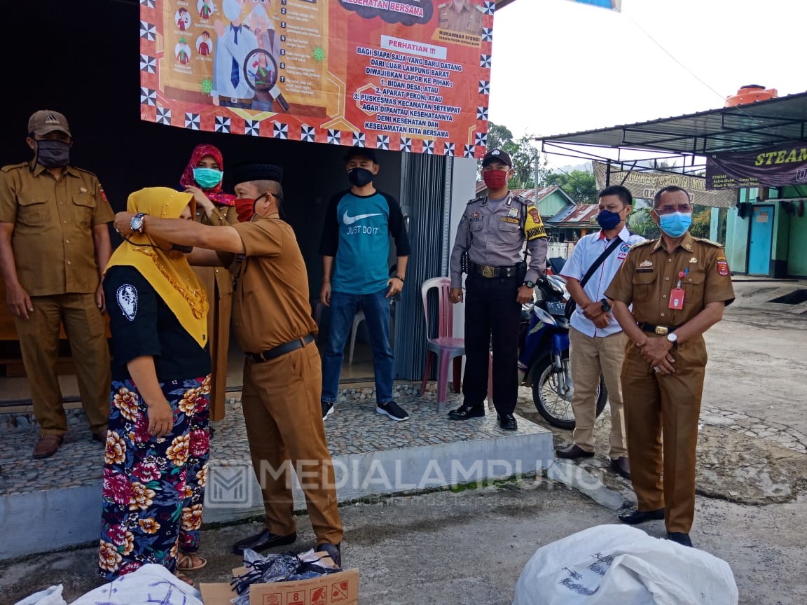 Bersama Asisten II, Gunungsugih Bagikan Ribuan Masker