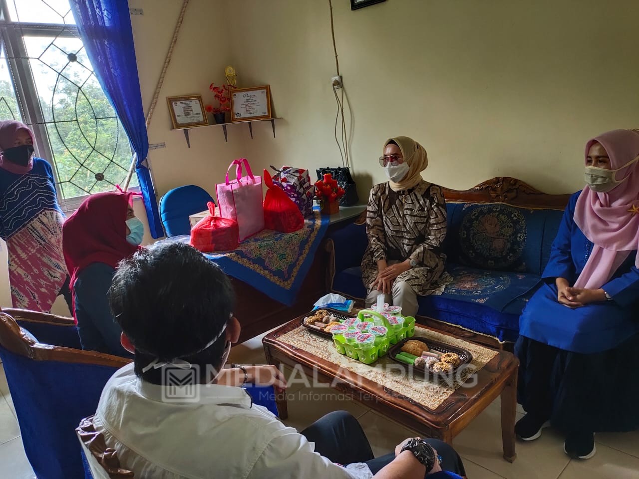 Istri Bupati Waykanan Sambangi Kantor PWI