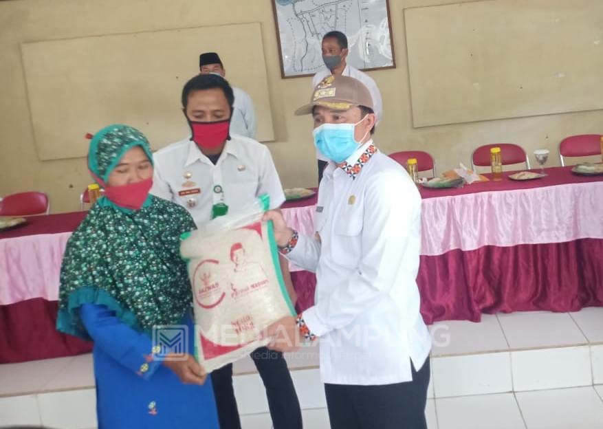 Pakcik Bagikan Sembako Baznas Untuk Warga Terdampak Covid-19 