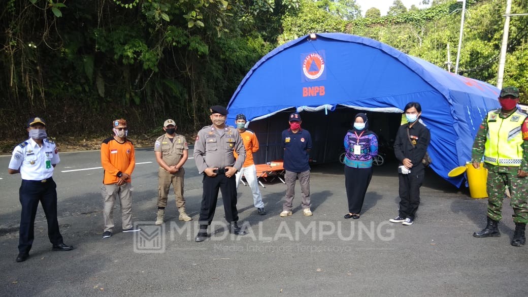 Cegah Covid-19, Babinsa Koramil 422-04/Balikbukit Lakukan Pengamanan dan Monitoring