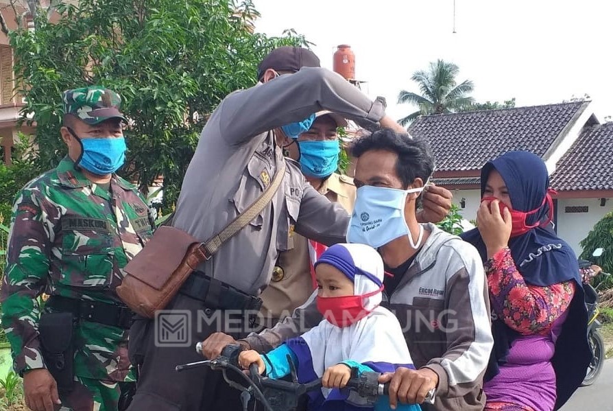 TNI-POLRI Berkolaborasi Bagikan Masker untuk Warga