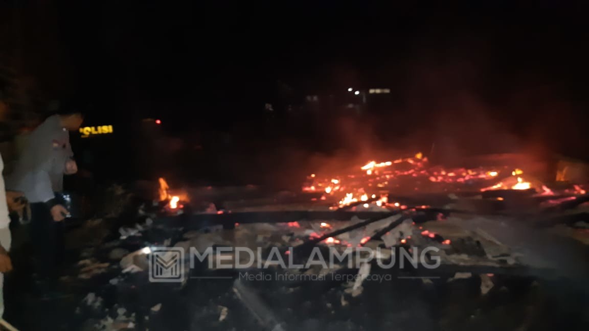 Diduga Akibat Korsleting Listrik, Gubuk Papan Berikut Isinya Ludes Terbakar