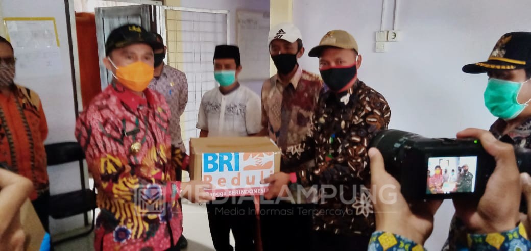 Bupati dan Wabup Lambar Salurkan Bantuan di Kecamatan Sekincau 