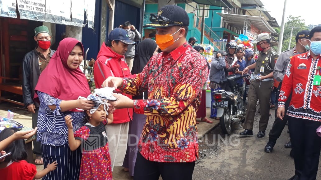 Pakcik Tinjau Harga Sembako di Pasar Kamis Waytenong 