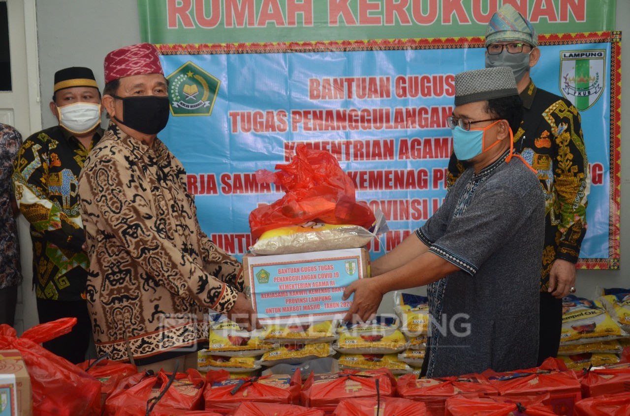 Kemenag RI, Kanwil dan FKUB Lampung Bagikan Bantuan Sembako
