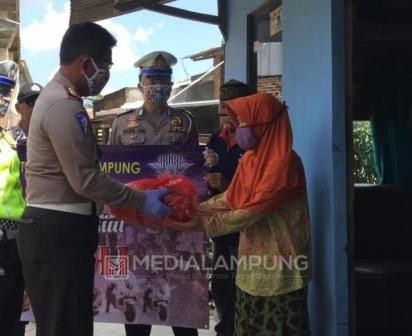 Ditlantas Polda Lampung Bagikan 500 Paket Sembako