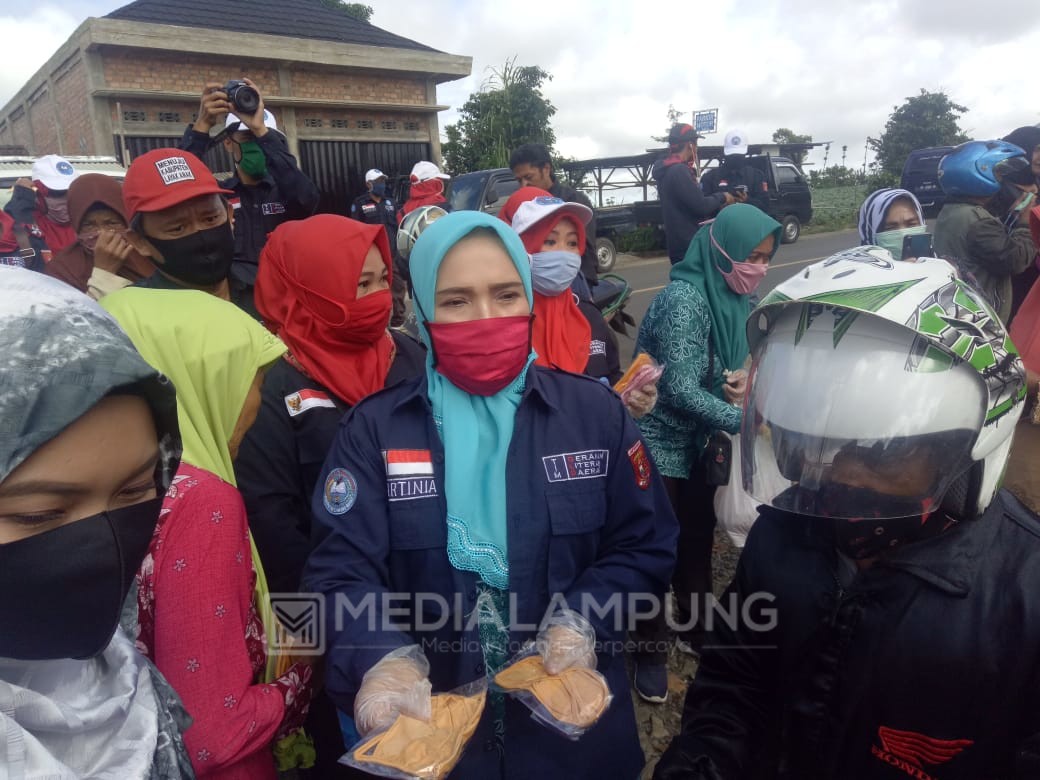 Cegah Covid-19, Partinia Bagikan Masker ke Pedagang dan Pengunjung Pasar