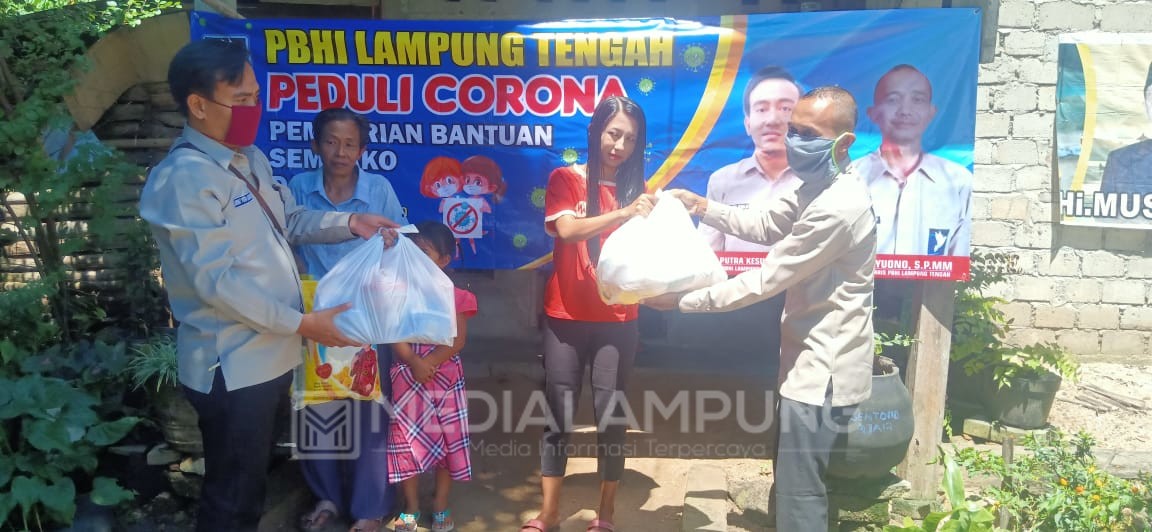 Dampak Wabah Corona, PBHI Lamteng Berikan Bantuan Bagi Warga Tak Mampu
