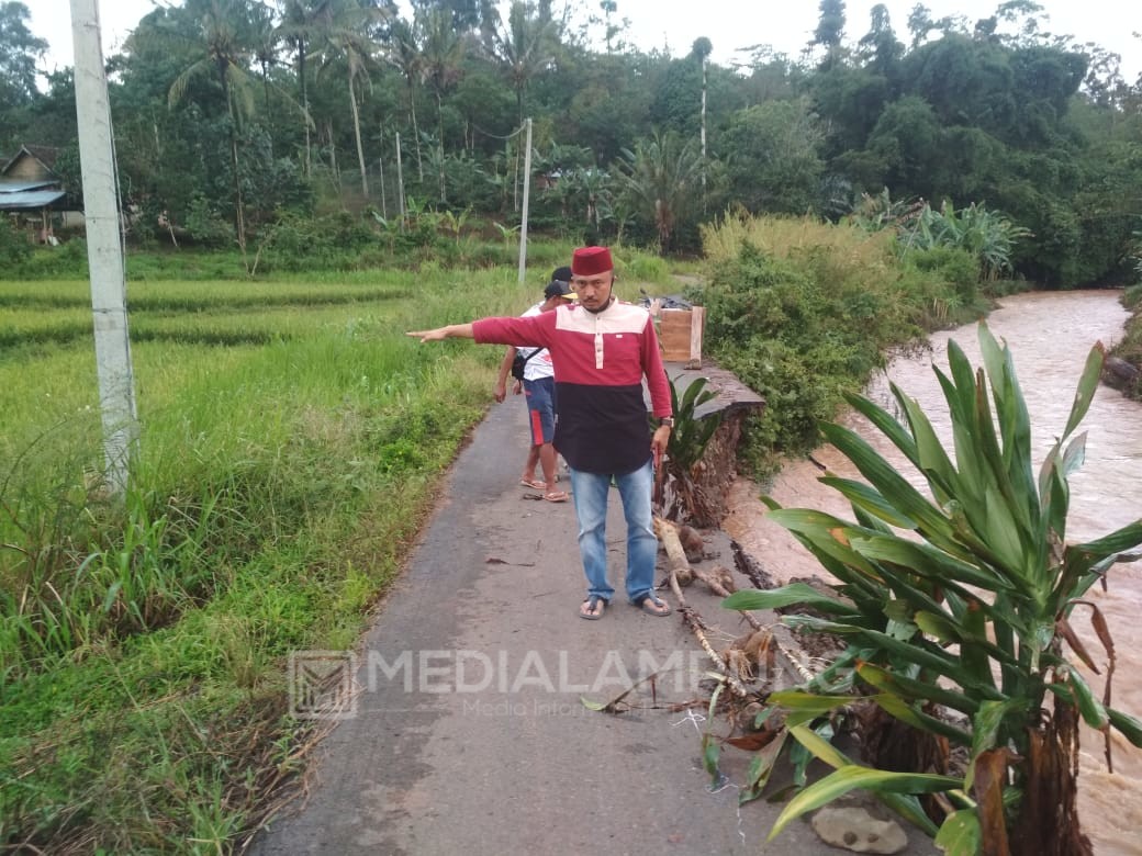 Luapan Way Umpu Rusak Jalan Poros Kecamatan Pagardewa 