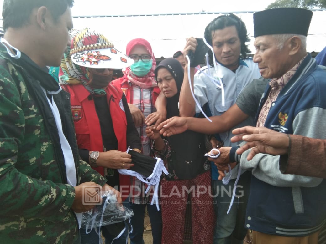 Camat Belalau-Pemerintah Pekon Hujung Bagikan Masker