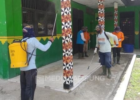 Tim Gabungan Pekon Padangcahya Lakukan Penyemprotan Disinfektan Sekaligus Dirikan Posko  