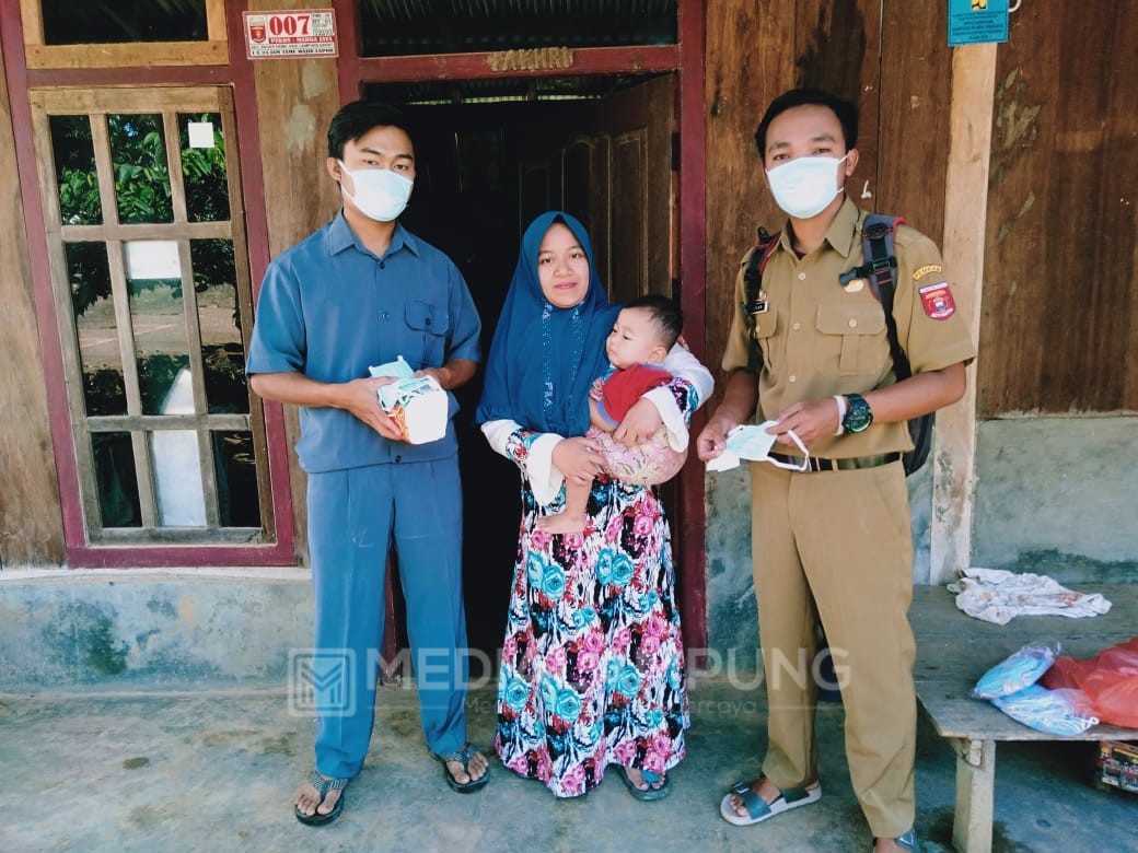 Satgas Covid-19 Pekon Margajaya dan Sidodadi, Bagikan Ribuan Masker dan Tisu