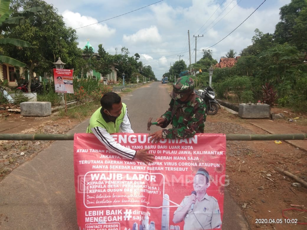 Koramil Way Bungur Bersama Warga Bangun Posko Pencegahan Covid-19