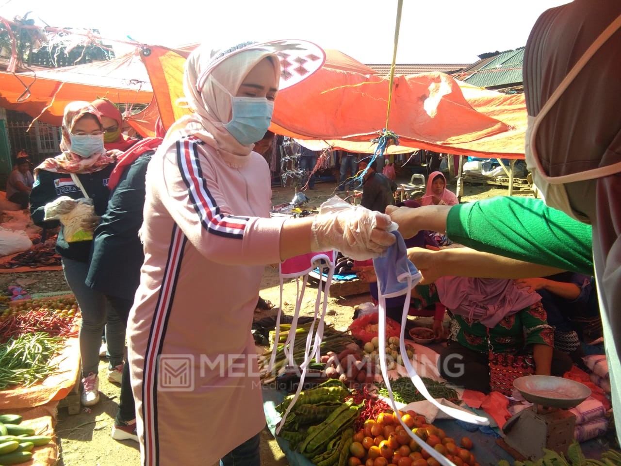 Antisipasi Penyebaran Covid-19, Partinia Bagikan Masker di Pasar Rakyat