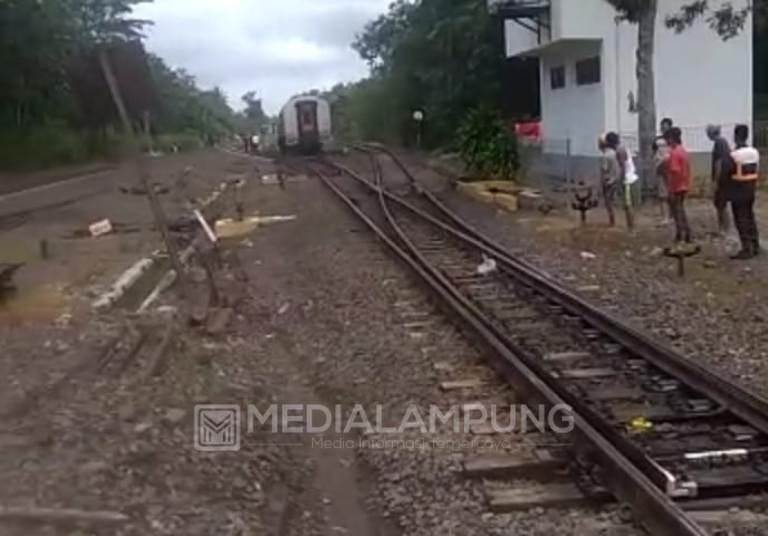 Perlintasan Kereta Tanpa Palang Nyaris Makan Korban